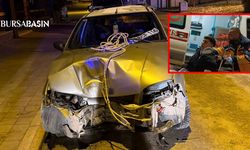 İnegöl’de Kontrolden Çıkan Otomobil Direğe Çarptı