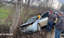 İnegöl’de Kontrolden Çıkan Otomobil Ağaca Çarptı