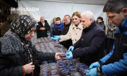 Başkan Bozbey’den Ulu Cami’de İlk Teravih Sonrası Tatlı İkramı