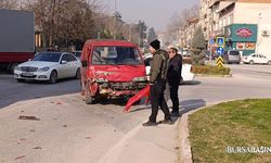 İnegöl’de Halk Otobüsü İle Minibüs Çarpıştı