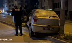 Osmangazi’de Park Edilen Araç Direğe Çarptı