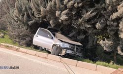 İnegöl’de Kontrolden Çıkan Araç Ağaçlık Alana Düştü