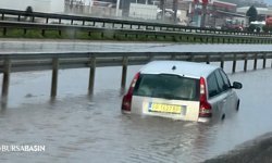 Bursa’da Yol Göle Döndü: Araç Mahsur Kaldı