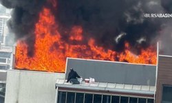 Bursa’da Çatı Yangını Paniği: 2 İşçi Son Anda Kurtarıldı