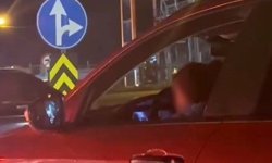 Kucağında Çocukla Araç Kullanan Sürücüye Tepki
