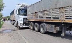 İznik’te Kömür Yüklü Tırlar Çarpıştı