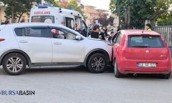 İnegöl’de Kavşakta Feci Kaza: 4 Kişi Yaralandı