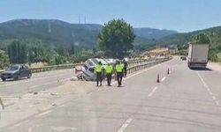 Bursa'da Feci Kaza! Araçlar Bariyerlere Saplandı