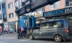 İnegöl’de Taşıma Asansörü Minibüsün Üzerine Devrildi