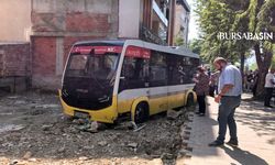 İnegöl’de Kontrolden Çıkan Minibüs İş Yerine Çarpıp Arsaya Uçtu