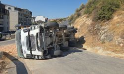 Bursa Orhangazi’de Freni Boşalan Kamyon Devrildi