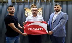 Bursa'da Gençlerden Bayrak İçin Örnek Tırmanış