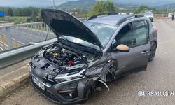 İnegöl’de otomobil köprü bariyerlerine çarptı: 2 yaralı