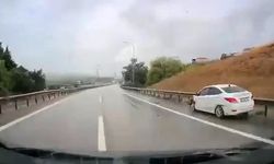 Bursa’da yağmurda hız yaptı, bariyerlere çarptı