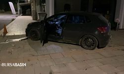 İnegöl'de otomobil kaldırıma çıktı: Sürücü yaralandı