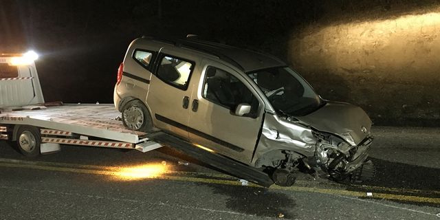 Bursa'da Kaza! Otomobil İle Hafif Ticari Araç Çarpıştı: 3 Kişi Yaralandı