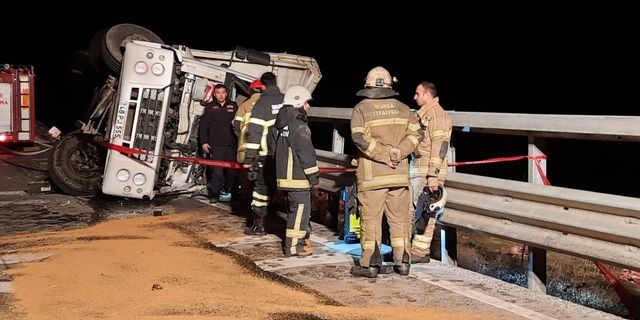 Bursa'da devrilerek bariyerlere çarpan kamyondaki 2 kişiden biri öldü
