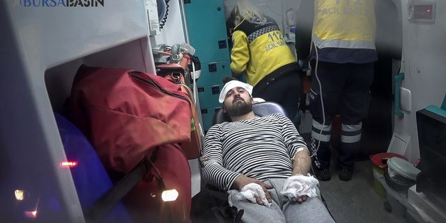 Bursa Yıldırım'da park halindeki otomobilde çakmak tüpü patladı: 2 yaralı