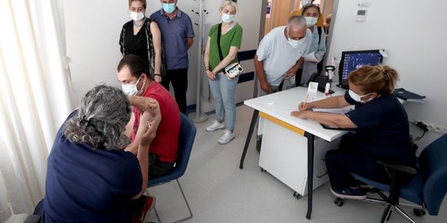 Kovid-19'a karşı yeni hatırlatma dozuna yoğun ilgi