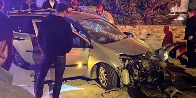 Bursa'da otomobil site duvarına çarptı: 2 yaralı