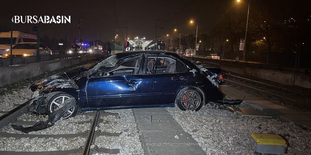 Bursa'da otomobil bariyerlere çarpıp metro raylarına girdi