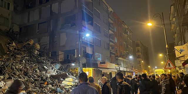 7.4'lük deprem birçok ili vurdu; Büyük yıkım var