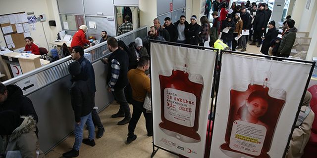 Vatandaşlar depremzedeler için kan merkezlerine koştu