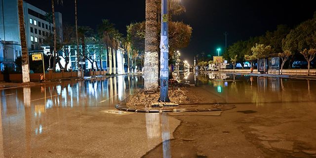 Deniz seviyesi yükseldi, caddeler su altına kaldı