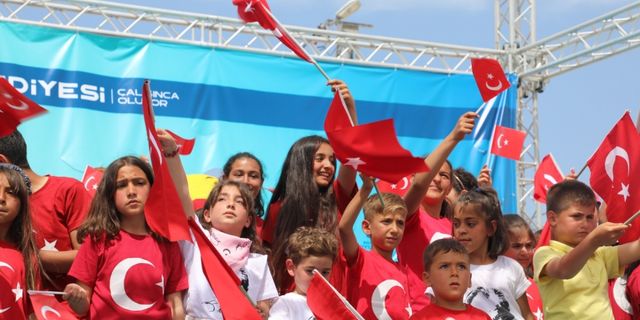 Kocaeli Büyükşehir Belediyesi, Defne'de depremzede çocuklar için bayram eğlencesi düzenledi