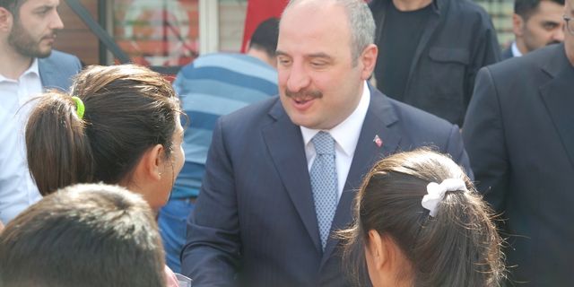 Sanayi ve Teknoloji Bakanı Varank, Bursa'da misafir edilen depremzedelerle bayramlaştı: