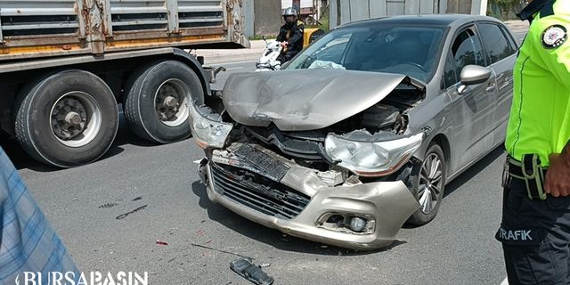 Bursa’da tıra çarpan otomobildeki 2 kişi yaralandı