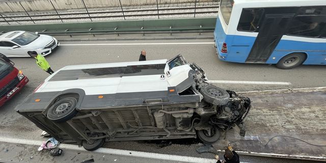 Yıldırım'da devrilen servis aracının sürücüsü yaralandı