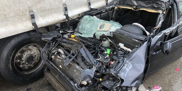 Bursa'da tıra arkadan çarpan otomobilde bulunan 2 kişi ağır yaralandı