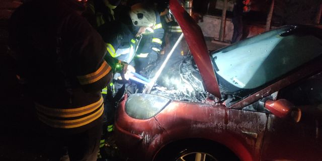 Gölcük'te seyir halindeki otomobilde çıkan yangın söndürüldü