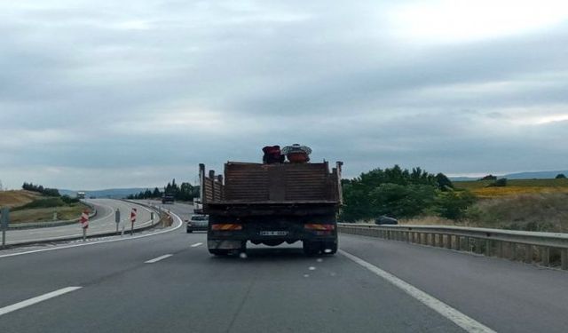 Bursa-İzmir Yolunda Kamyon Üzerinde Tehlikeli Yolculuk Yaptılar!