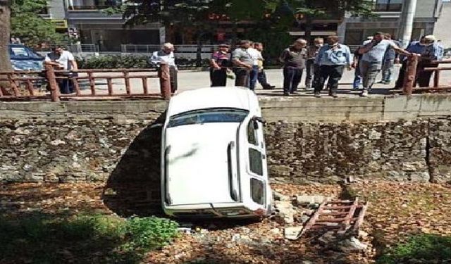 Bursa İnegöl'de El Freninin Çektiği Aracı Dereye Uçtu!