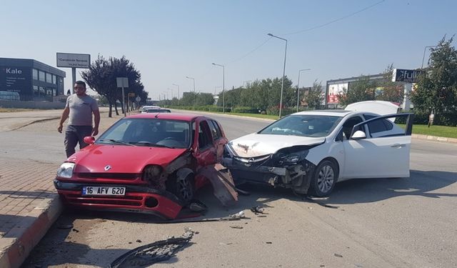 İnegöl'de kaza! 2 otomobil çarpıştı: 2 yaralı