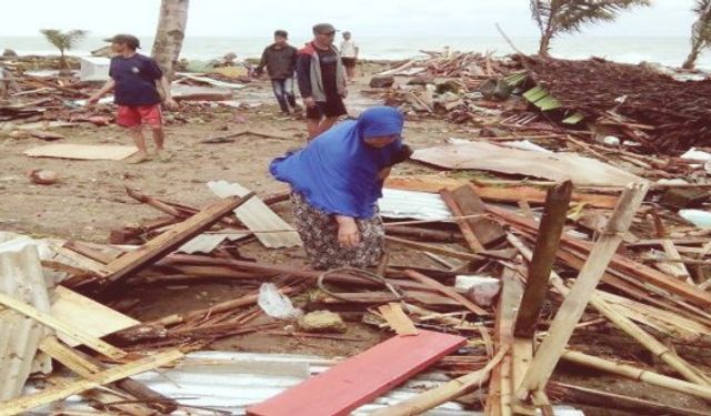 Tsunami Endonezya'yı vurdu : Ölü sayısı 168