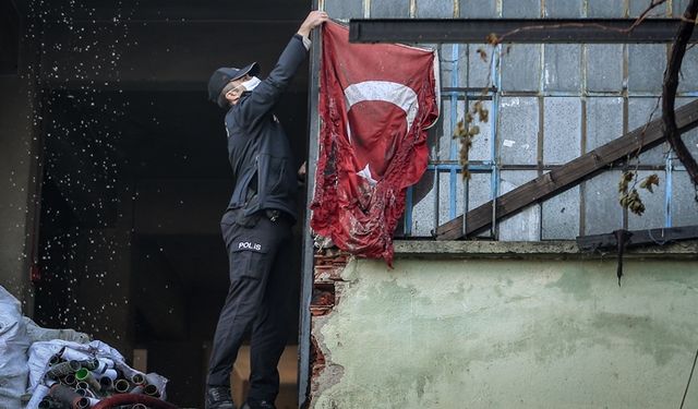 Bursa'daki Yangında Türk Bayrağı Ekiplerce Koruma Altına Alındı