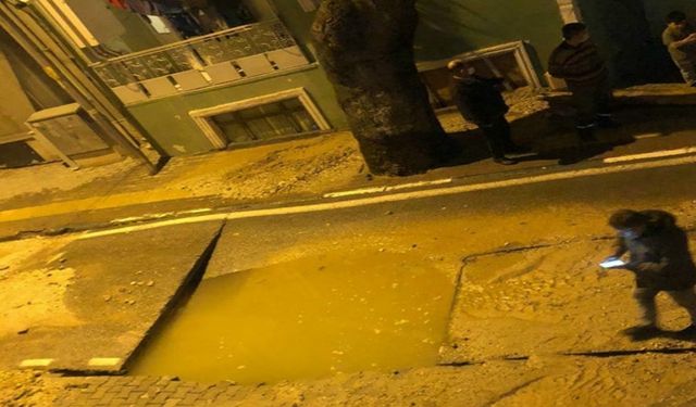 Bursa'da su borusu patlaması sonucu yol çöktü