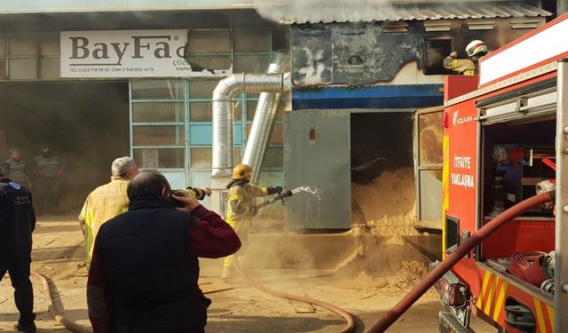 Bursa'da Mobilya Fabrikasında Yangın! İtfaiye Ekiplerince Söndürüldü