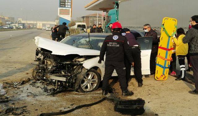 Bursa'da Kaza! İki Otomobilin Çarpışması Sonucu 2 Ölü, 3 Yaralı