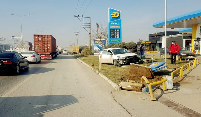 İnegöl'de Kaza! Akaryakıt İstasyonu Panolarına Çarpan Sürücü Yaralandı