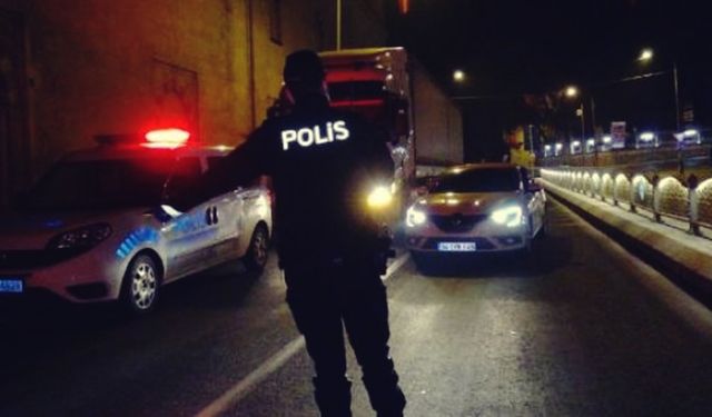 Bursa'da Aracının Tekeri Patlayan Vatandaşa Polis Yardımcı Oldu