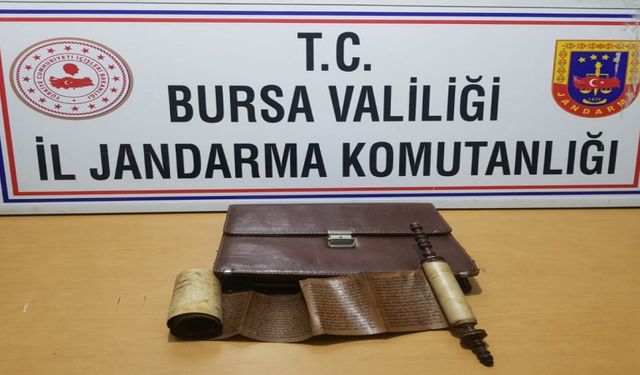 Bursa'da Tarihi Eser Olarak Değerlendirilen Kitabı Jandarmaya Satmak İsterken Yakalandılar