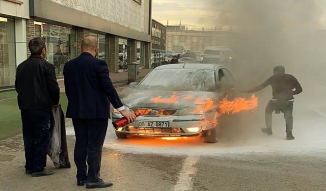 Bursa'da Seyir Halindeki Otomobil Alev Alarak Yandı