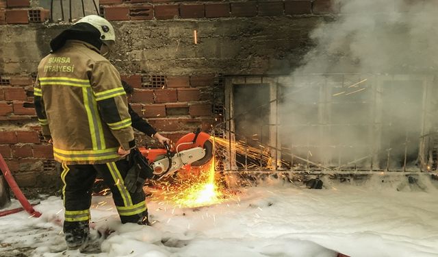 Bursa'da Metruk Bina ve Otomobil Yaktığı İddiası İle 1 Kişi Gözaltına Alındı