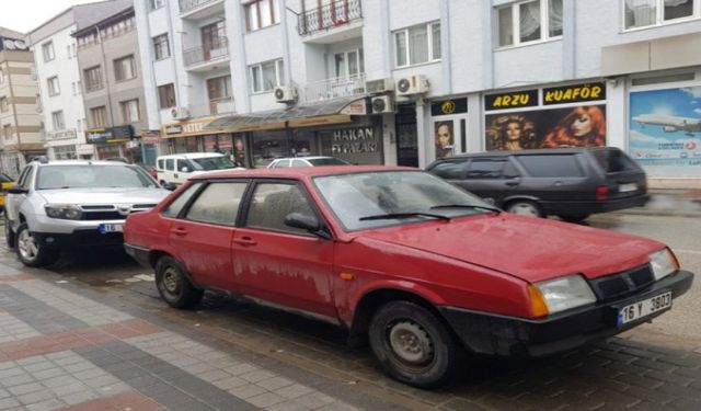 Bursa İnegöl'de Bir Otomobilden İçinde Bulunan Çantayı Çaldı!