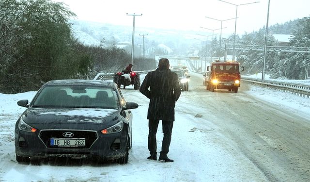 Bursa'da Yoğun Kar Yağışı Nedeniyle Sürücüler Zor Anlar Yaşadı