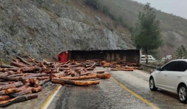 Bursa'da Tomruk Yüklü Tır Kaygan Yolda Kontrolden Çıkarak Devrildi!